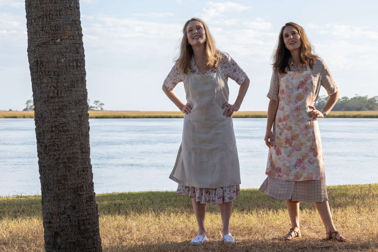 Young Hollywood star Elizabeth (Natalie Portman, right) prepares for her upcoming role as Gracie (Julianne Moore), married to a much younger man.